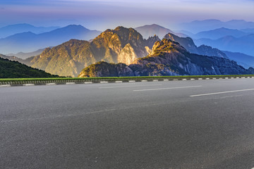 城市道路沥青路面和远山