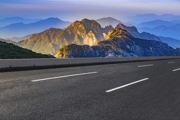 城市道路沥青路面和远山