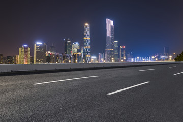城市道路沥青路面和广州建筑夜景