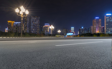 城市道路沥青路面和广州建筑群