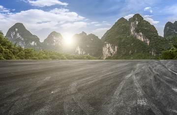 城市广场道路路面和远山景观