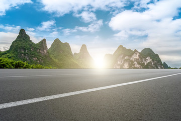 城市道路沥青路面和山水风光