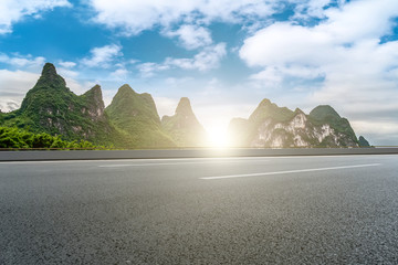 城市道路沥青路面和山水风光