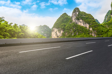 城市道路沥青路面和山水风光