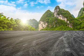 城市广场道路路面和远山景观