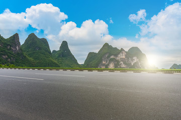 城市广场道路路面和远山景观