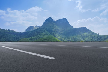 城市道路沥青路面和山水风光