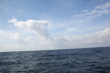 天空白云海洋