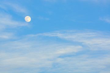 蓝天月亮