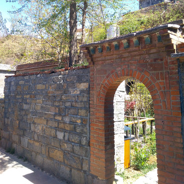 青石围墙和红砖大门