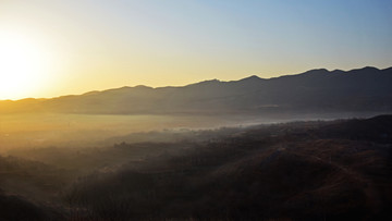 山岭之间的雾气