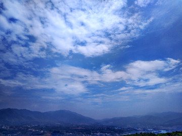 暗色调蓝天白云图片