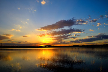 夕阳晚霞湖水