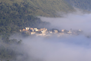 青山云雾