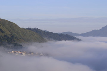 青山云雾