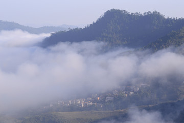 青山云雾
