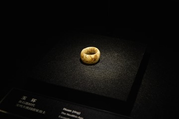 中国古代新石器时代白玉环戒指