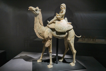 加彩陶骑骆驼胡人俑