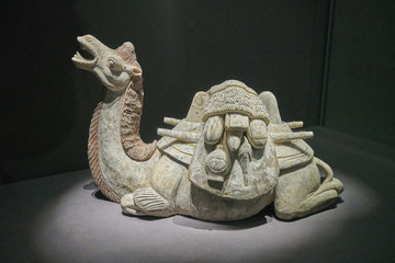 彩绘陶蹲坐骆驼俑
