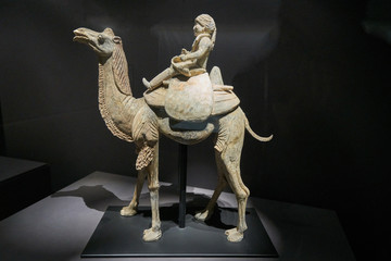 加彩陶骑骆驼胡人俑