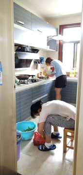 两个年轻女人在厨房做饭