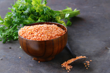 盛在碗里的天然有机红扁豆