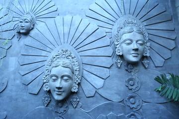 三个巴厘岛雕塑