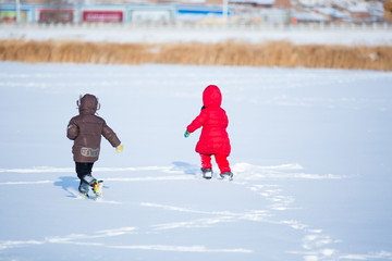 北方雪地玩耍的孩子