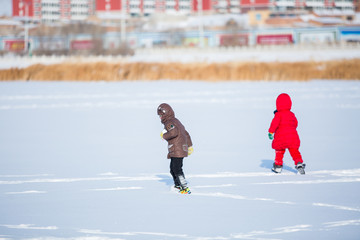 北方雪地玩耍的孩子