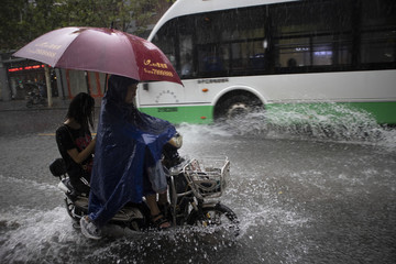 暴雨时候的街景