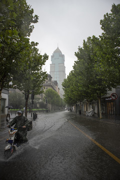 暴雨时候的街景