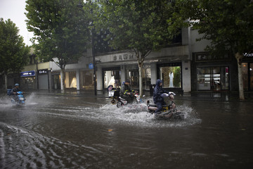 暴雨时候的街景