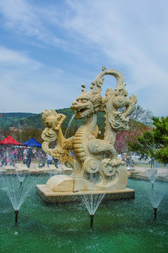 樱花园喷水池龙王戏珠雕塑