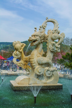 樱花园喷水池龙王戏珠石雕像