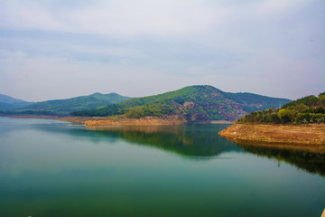 龙王塘水库与对岸山峰山脉