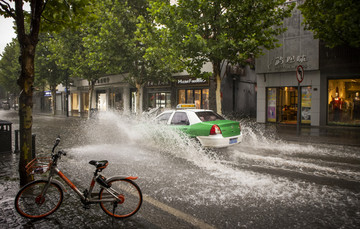 暴雨时的街道