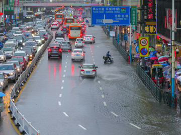 大雨中的城市