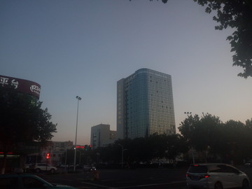 傍晚的高楼