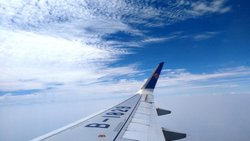 机翼与云层