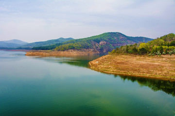 龙王塘水库河水与岸边山峰