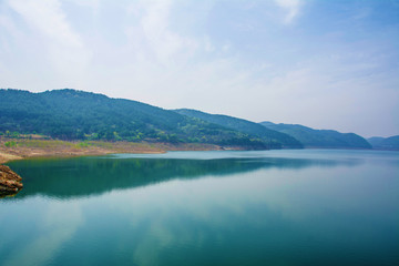 龙王塘水库河水与岸边山脉