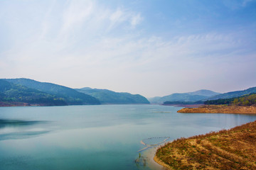 龙王塘水库河水与周边群山山峰