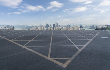 前景为城市道路路面的重庆全景