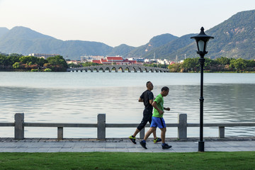 在泉州西湖边跑步运动