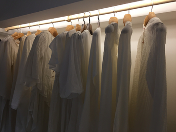 极简设计白色设计服装陈列