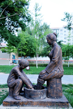 儿子为母亲洗脚雕塑