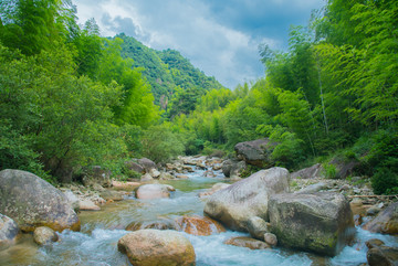 清澈山泉小溪