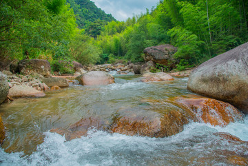 清澈山泉小溪