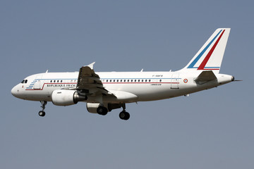 法国政府专机飞机降落