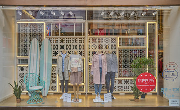 服装专卖店橱窗